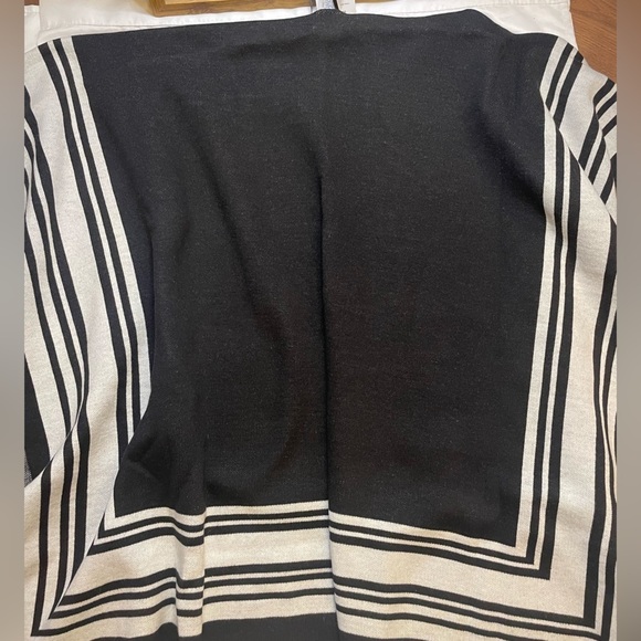 NWT Time & Tru size OS black and white ruana - Picture 4 of 6